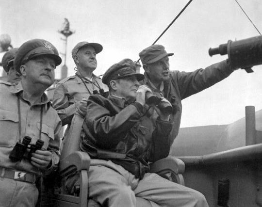 MacArthur at Inch'on landing U.S.