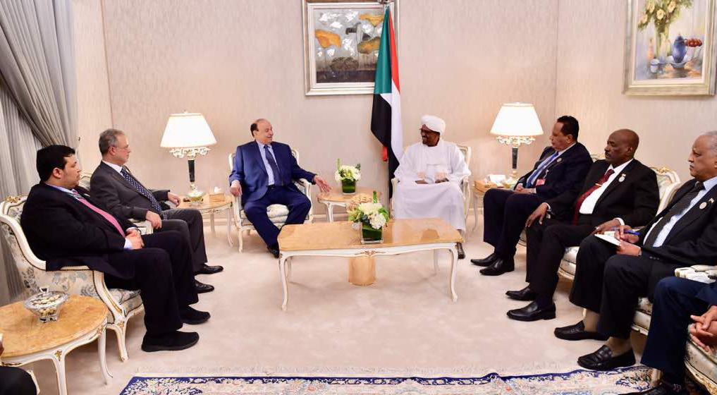 النشــرة األســبوعية President Hadi receives al-bashir of Sudan President Abd-Rabbo Mansour Hadi met on Sunday with his brother Omer al-bashir, the President of Sudan.