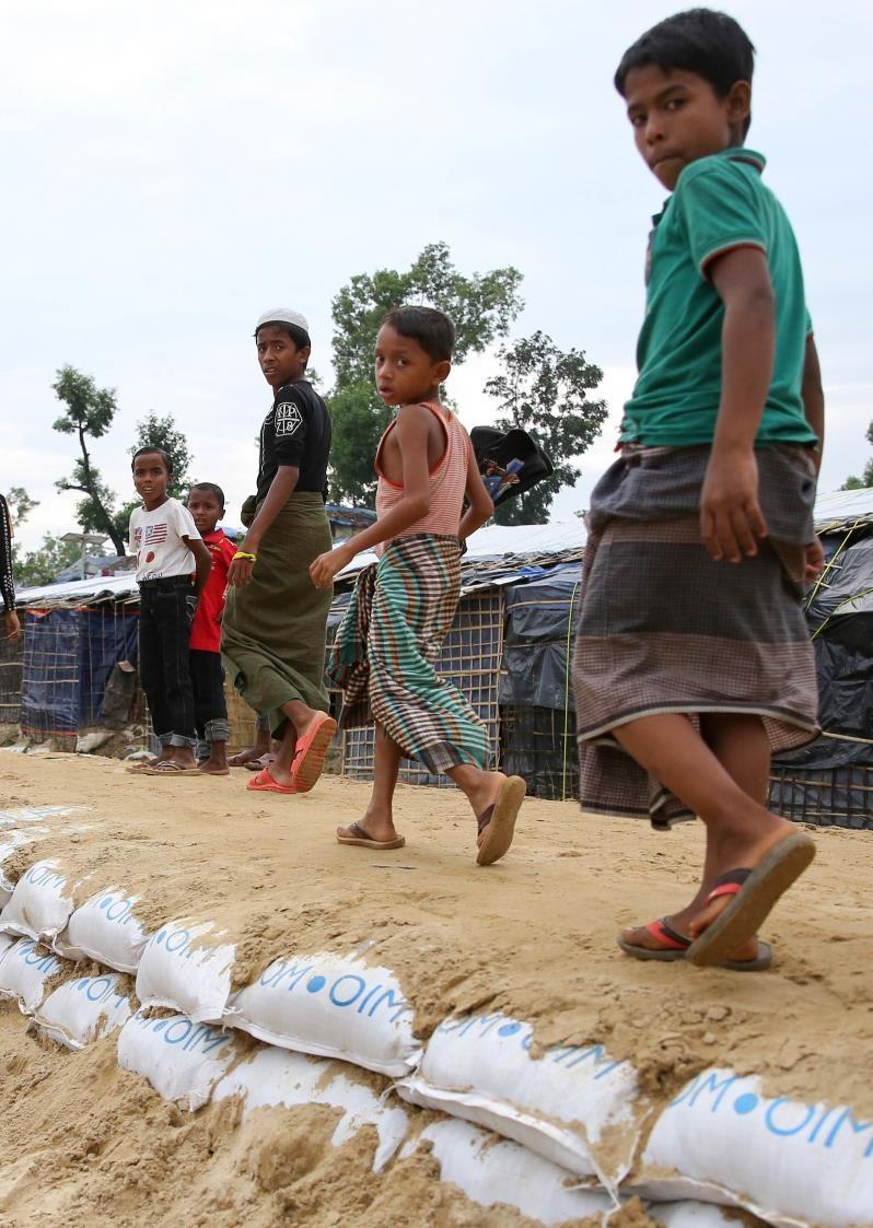 IOM APPEAL ROHINGYA HUMANITARIAN CRISIS MARCH DECEMBER 2018 7 Sandbags reinforces slopes, provide paths