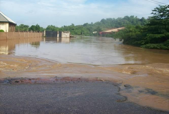 Resettlement Action Plan for Iyiokwu-International Market Flood Site In Abakaliki LGA, Ebonyi State (Draft Report) Fig. 1: Flooding in IyiokwuFig.