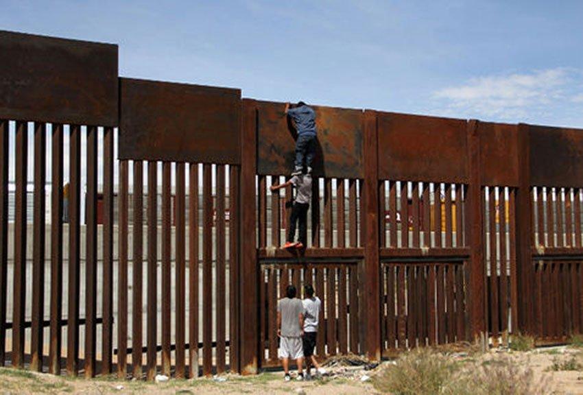 9-12 Grade IDM Institute Hub Border Walls Inquiry by C3 Teachers Development Do good fences make good neighbors? Migrant from Oaxaca near the top of the border wall. AFP Supporting Questions 1. 2. 3.
