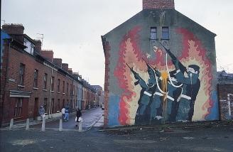 Visualizing History Political murals cover buildings in both Protestant and Catholic Northern Ireland neighborhoods. What issue led to conflict in Northern Ireland?