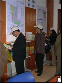 Inside the Nuiphaovica Project Information Centre, Dai Tu town Nuiphaovica community liaison