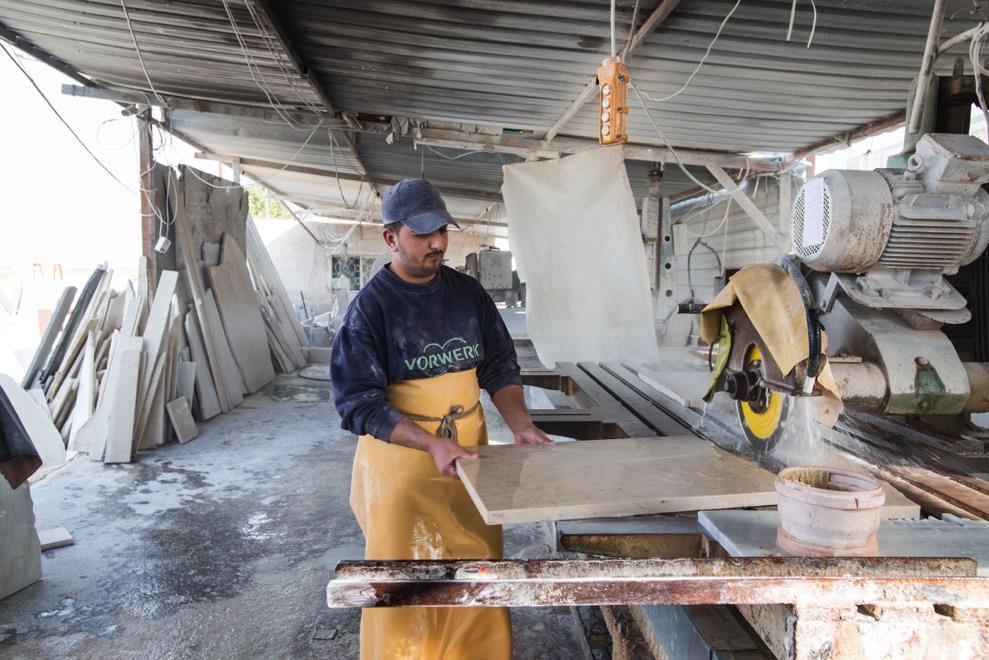 Work experience and access to employment The work experience of the Syrian refugee community comes to a larger extent than that of Jordanians from blue-collar, manual, and medium-skilled and
