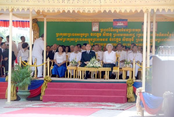 King and Queen-Mother Preside Over the Inauguration Ceremony of Late King-Father s Statue 11, 2013 The Royal Statue of late- King Father Samdech Preah Norodom Sihanouk (Preah Borom Ratanak Kaudh) was