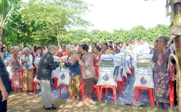 947 flood-affected families in Samrong Thom commune, Kien Svay district, Kandal province, on