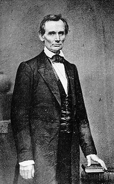 ABRAHAM LINCOLN DEBUTS IN POLITICS In 1858, the state of Illinois was in the middle of an election for one of their two Senate seats Two candidates rose to the occasion: Abraham Lincoln (Republican)