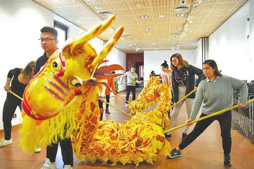 Confucius institutes help enhance friendship between China, Europe SOCIAL 15 WARSAW In recent years, a surge in the learning of the Chinese language has been observed around the world.