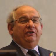 as Minister of State (1990-1993) for urban affairs and urban planning, and then for the civil service and administrative reform. He chaired the Nord-Pas-de-Calais Regional Council from 1998 to 2001.