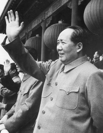 The Red Guards In 1966, Mao closed China s universities and schools. He invited 11 million students to Beijing as Red Guards.