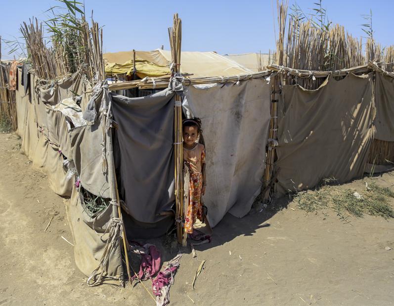 Unicef/Khuzaie DISPLACEMENT CAMP: IRAQ PHOTO SHEET 10 Six-year-old Nabaa stands in front of her family s shelter in the Bzebiz Displacement Camp.