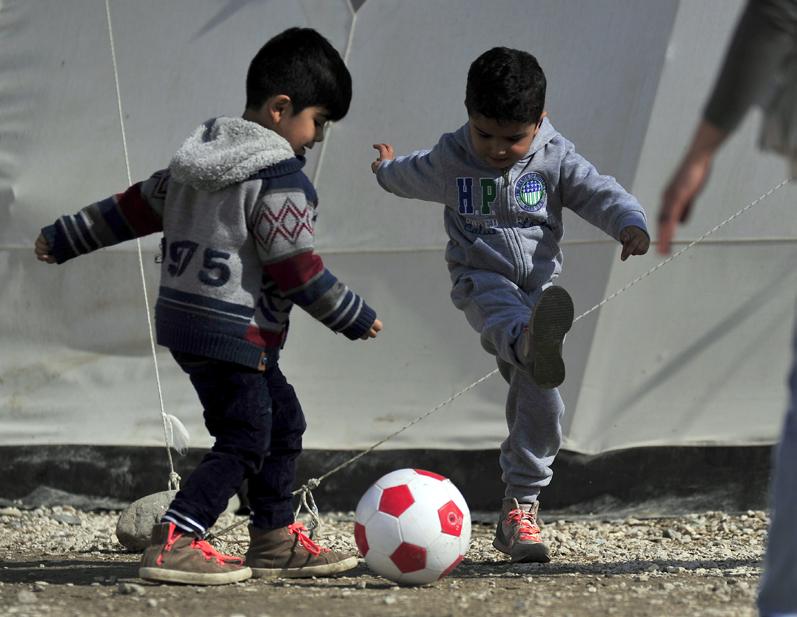 Unicef/Georgiev CHILD FRIENDLY SPACES: GREECE PHOTO SHEET 2 Two boys play football at a reception centre for refugees and migrants in
