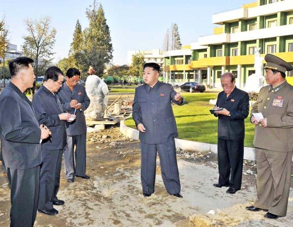 32 World Asia-Pacific THE MYANMAR TIMES OCTOBER 14-20, 2013 SEOUL S Korea aware of North entertainer executions An undated picture shows North Korean leader Kim Jong-Un (centre) inspecting the