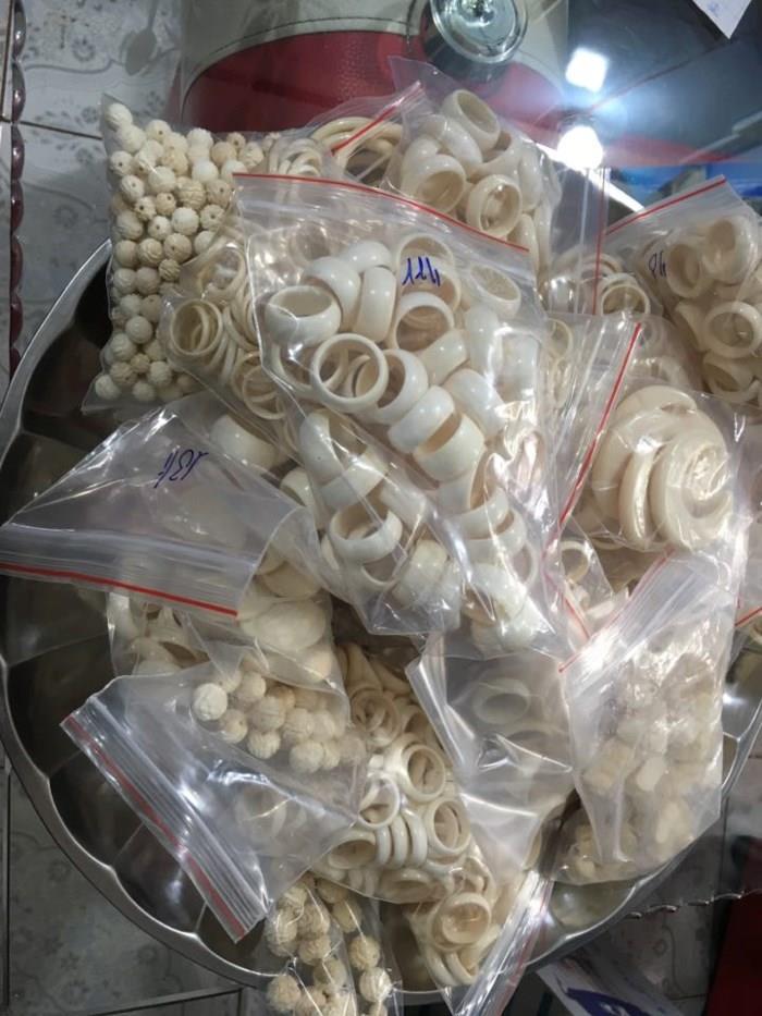 Ivory manipulation seized in Dak Lak province by Environmental Police 8.