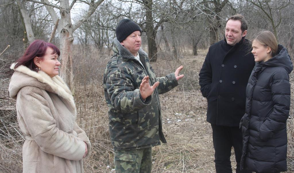 IOM-MOM LIFE STORIES PAVING THE WAY FOR A NEW LIFE Borys shows his future garden to IOM Ukraine s Chief of Mission Profazi (right) and the team Borys* returned to his native village in Vinnytsia