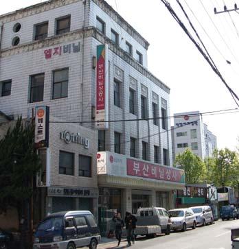 I also used to lead tours for the Royal Asiatic Society, wandering up and down the historic alleys of the former walled city of Taegu, looking at traditional-style Korean homes (Hanok), mercantile