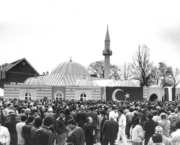 Illustration 7: Opening of the Fatih mosque in Eindhoven, 2-4-1989 This picture was taken at the opening ceremony of the new Fatih mosque on 2 April1989 in Eindhoven.
