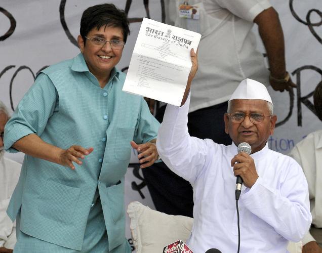 Kiran Bedi left (standing ) and Anna Hazare right Sitting at Jantarmantar hunger stike Ms.