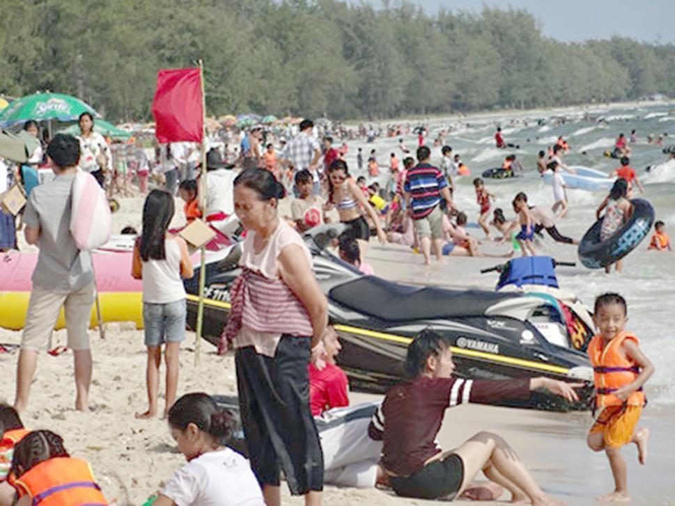 National and international tourists visit beaches in Sihanoukville, Preah Sihanouk province. According to the Provincial Tourism Department, during the three-day Pchum Ben Festival (Sept.