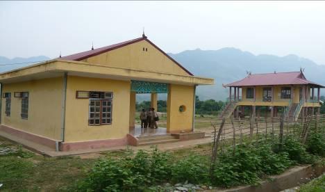 Figure 4a: School and cultural house in Phiêng Bủng resettlement site, Mường La district, Sơn La province Figure 4b: A classroom in Phiêng Bủng