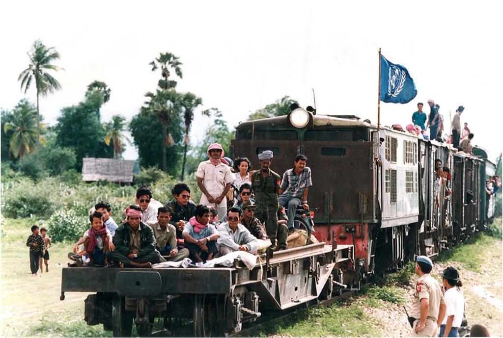 Cambodian returning from refugee camps in Thailand