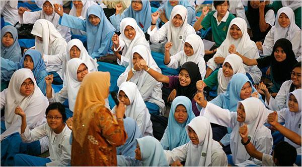 GEMA Online Journal of Language Studies 782 APPENDIX C - News Article The International Herald Tribune Malaysia In Malaysia, English Ban Raises Fears for Future Bazuki Muhammad/Reuters Students