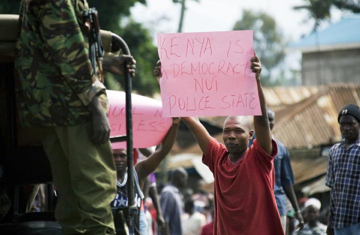 Freedom House policy brief November 2018 Online Survey: Kenya s Antiterrorism Strategy Should Prioritize Human Rights, Rule of Law A supporter of Kenya s Opposition leader Raila Odinga shows a sign