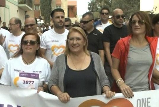 Tuesday November 8, 2016 The Voice of the Maltese 7 Il-President Marie Louise Coleiro Preca (fin-nofs) u Michelle Muscat, il-mara tal-prim Ministru (lemin), ma w ud li adu sehem fl-attivita` tal-óadd.